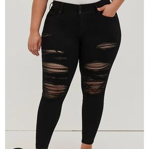 - 🌟HOST PICK🌟🆕️22W BLACK DESTRUCTED JEGGING WITH FISHNET UNDERLAY